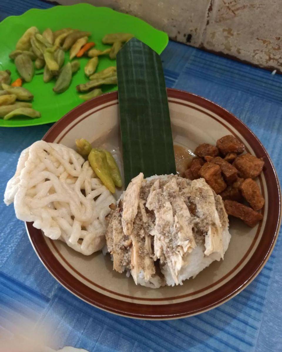 opor sunggingan (instagram.com/love.food_scene)