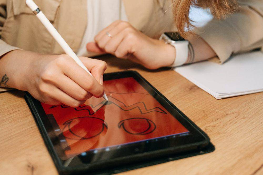 aplikasi Procreate (pexels.com/Ivan Samkov)