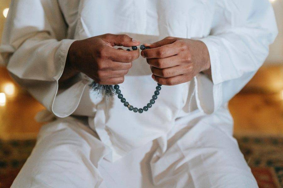 ilustrasi orang membaca sholawat (pexels.com/Michael Burrows)