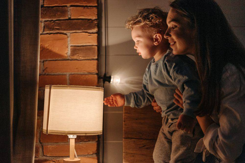 ilustrasi ibu dan anak melihat lampu tidur (pexels.com/Pavel Danilyuk)