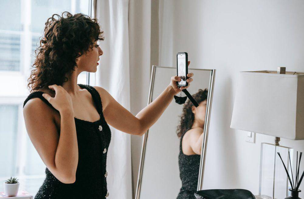 ilustrasi selfie (pexels.com/Sam Lion)