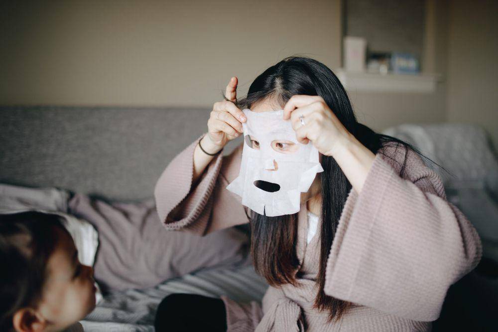 ilustrasi memakai masker (pexels.com/PNW Production)