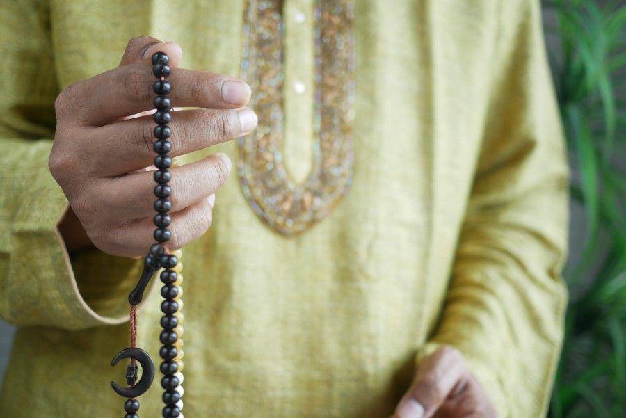 ilustrasi orang membaca sholawat (pexels.com/Towfiqu barbhuiya)