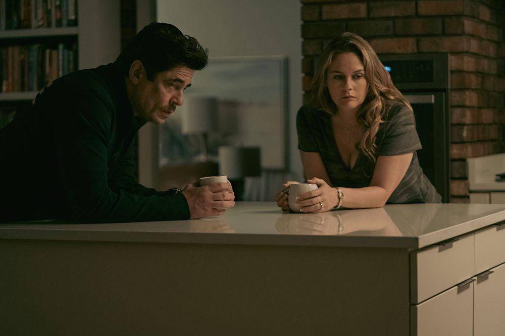 Benicio del Toro dan Alicia Silverstone dalam film Reptile (dok. Netflix/Reptile)