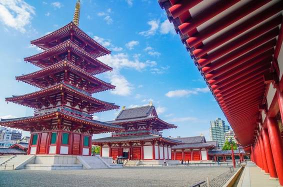 Kuil Shitenno ji (instagram.com/wanderweib)