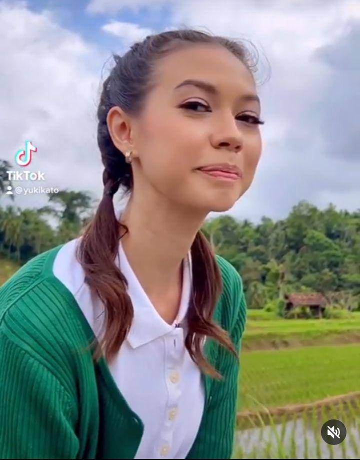 Gaya kepang dua Yuki Kato (Instagram.com/yukikt)