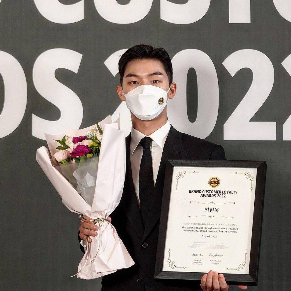 Choi Hyun Wook raih penghargaan Rookie Actor di Brand Customer Loyalty Awards 2022 (instagram.com/_choiiii__)