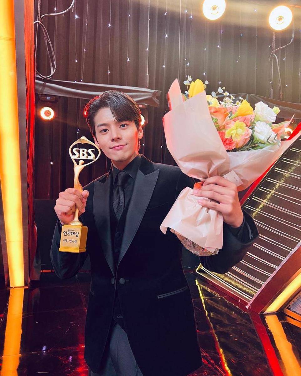 Ryeo Un raih penghargaan Best New Actor di 2022 SBS Drama Awards (instagram.com/_ryeoun)