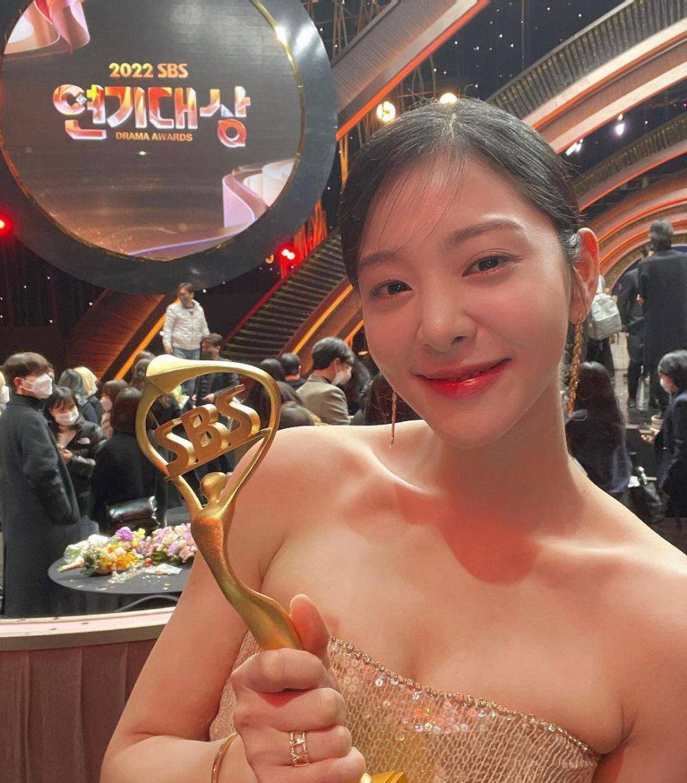 Seol In Ah raih penghargaan Best Couple Award di 2022 SBS Drama Awards (instagram.com/_seorina)