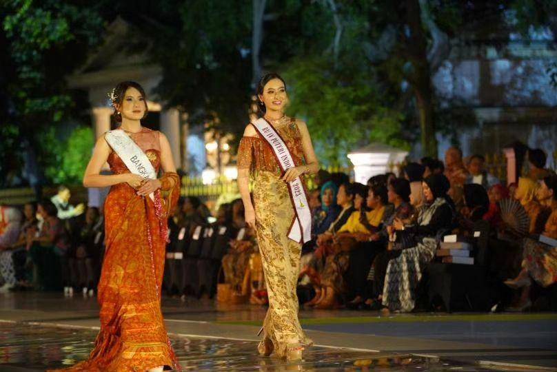 Potret Para Puteri Indonesia dan Miss Indonesia di Istana Berbatik (Instagram.com/fch.gallery)