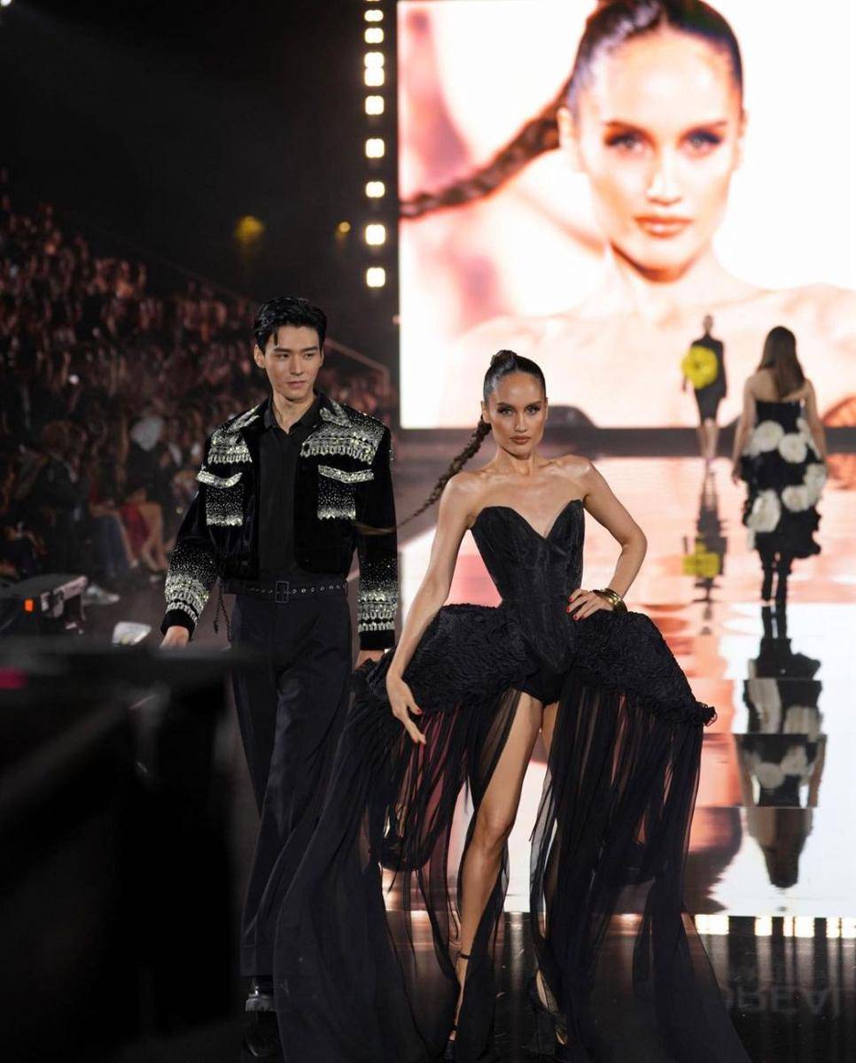 Gaya Publik Figur di L'Oréal Paris Le Défilé (instagram.com/claurakiehl)