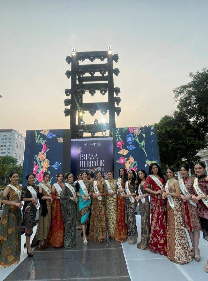Potret Para Puteri Indonesia dan Miss Indonesia di Istana Berbatik (Instagram.com/princessmegonondo)
