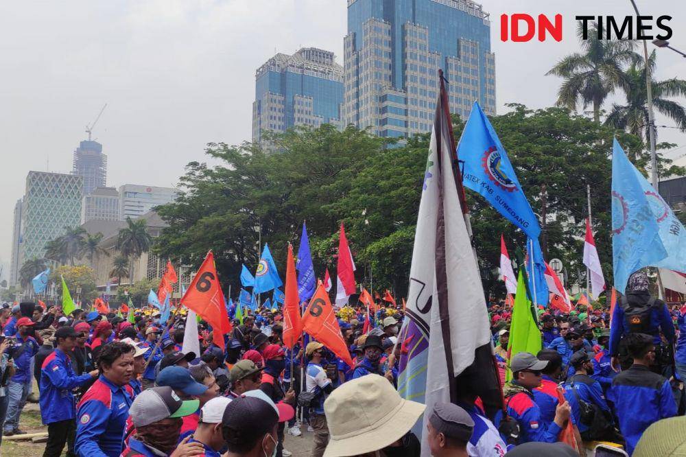 Partai Buruh bersama serikat lainnya menggelar aksi Kawal Putusan MK soal Judicial Review Undang-Undang Nomor 6 tahun 2023 tentang Cipta Kerja, Senin (2/10/2023). (IDN Times/Yosafat Diva Bayu Wisesa)