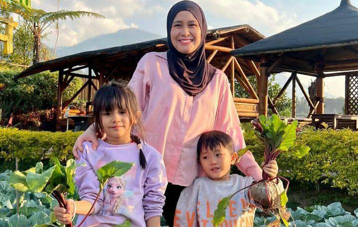9 Momen Liburan Keluarga Ryana Dea di Malang, Petik Sayur dan Cabai!