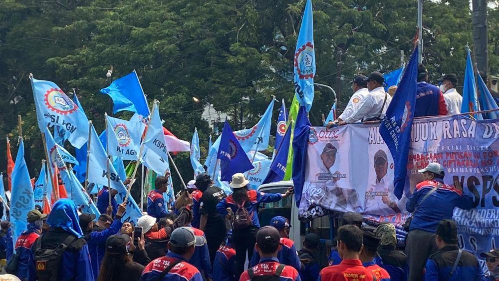 Buruh Kepung Gedung MK Jelang Putusan Gugatan UU Omnibus Law