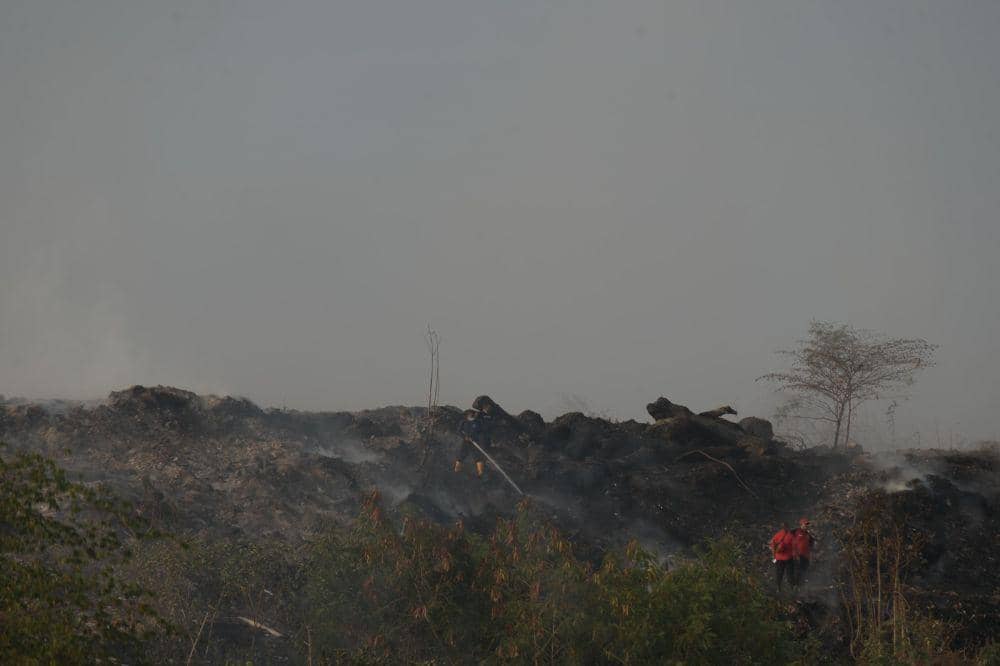Kebakaran di TPA Sumompo Manado Masih Berlangsung, Ruas Jalan Ditutup