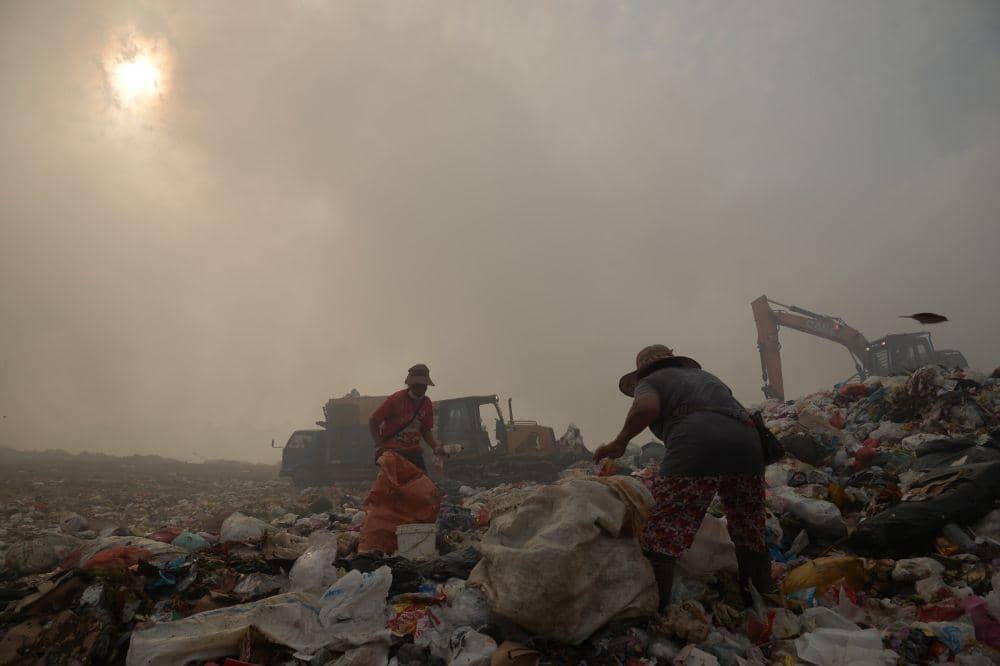 Kebakaran masih berlangsung di TPA Sumompo, Kota Manado, Sulawesi Utara, Senin (2/10/2023). IDNTimes/Ungke Pepotoh/bt