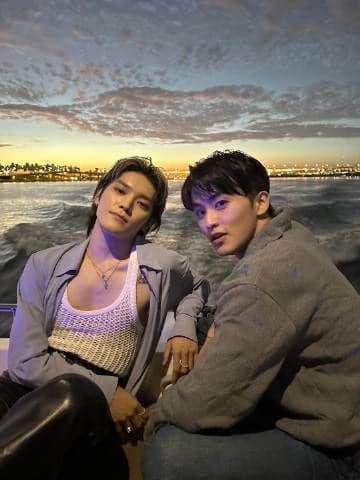 Taeyong dan Mark tampil bersama dalam sebuah potret yang dibagikan melalui platform Weibo oleh akun terkait.