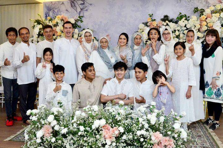 Syach bersaudara di pernikahan keponakan (Instagram.com/aryandasasha)