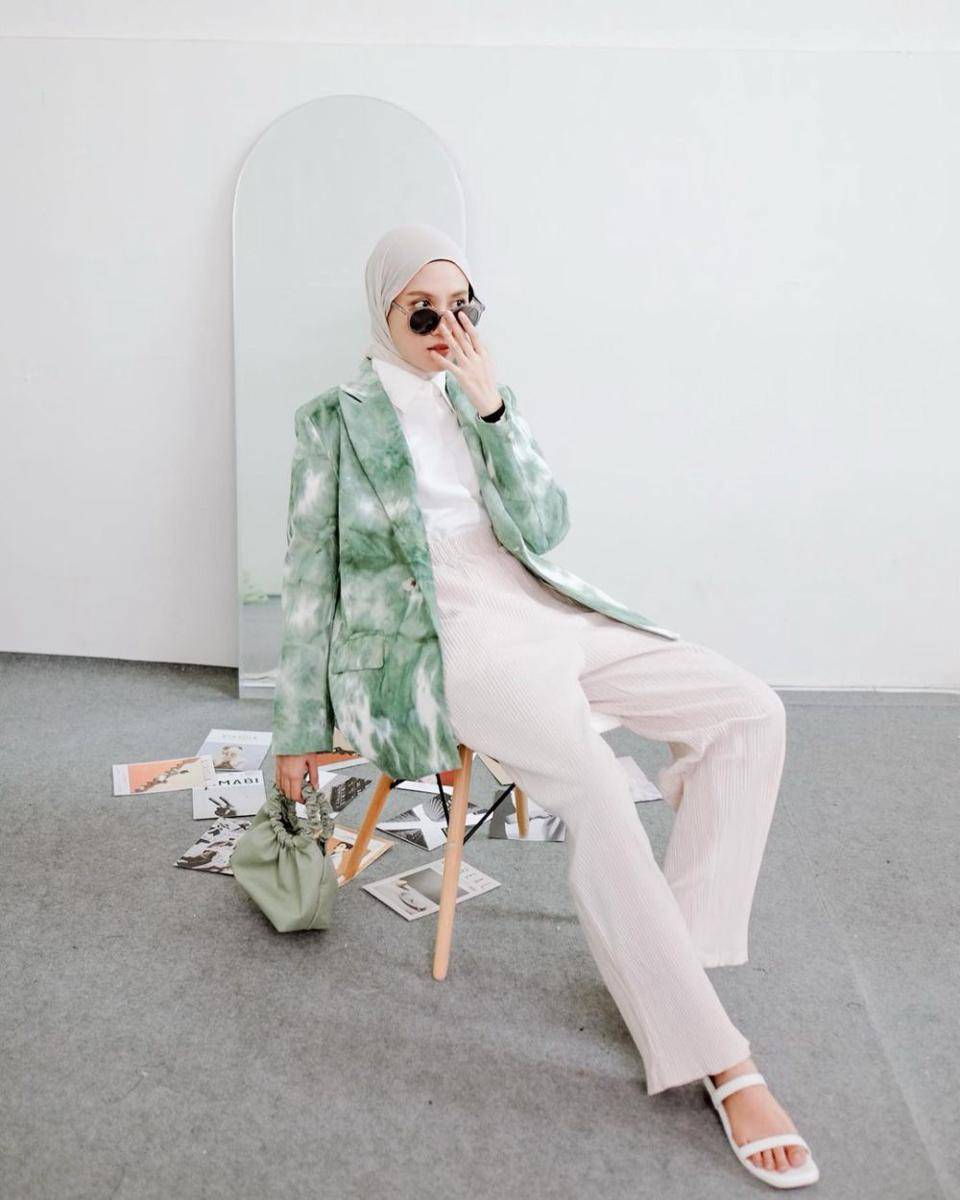 outfit ke kantor warna cerah ala Inas Rana (instagram.com/inasrana)