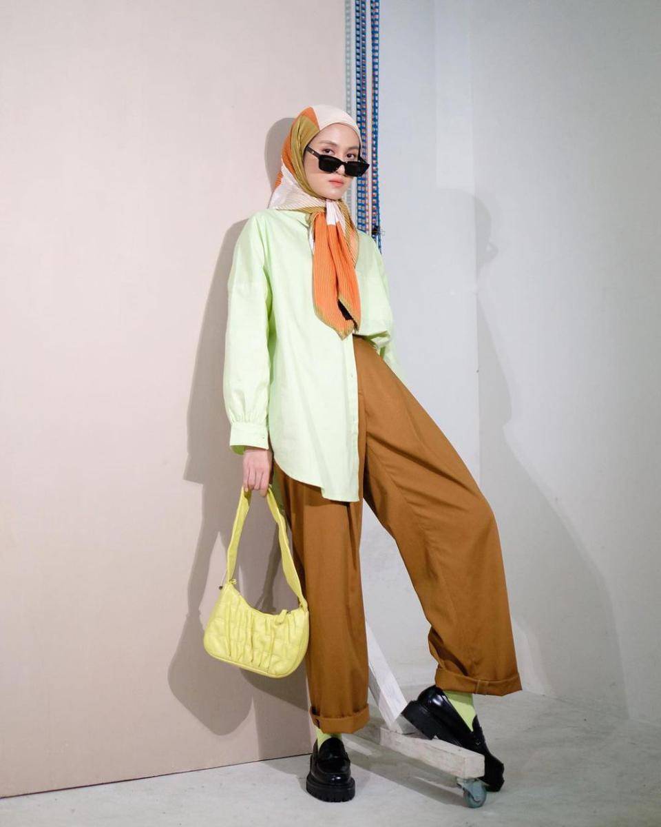 outfit ke kantor warna cerah ala Inas Rana (instagram.com/inasrana)