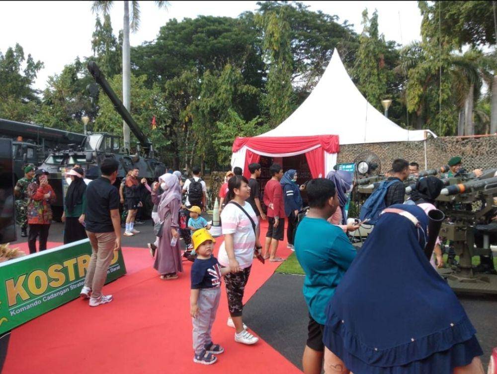 Warga mencoba alutsista yang dipajang di Monas jelang HUT ke-78 TNI. (www.tni.mil.ad)