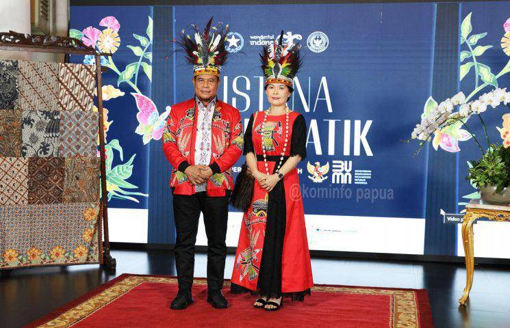 Pj Gubernur Papua, Ridwan Rumasukun, saat tampil mengenakan batik Papua dalam Parade Istana Berbatik di Istana Negara, Jakarta. (IDN Times/Istimewa)