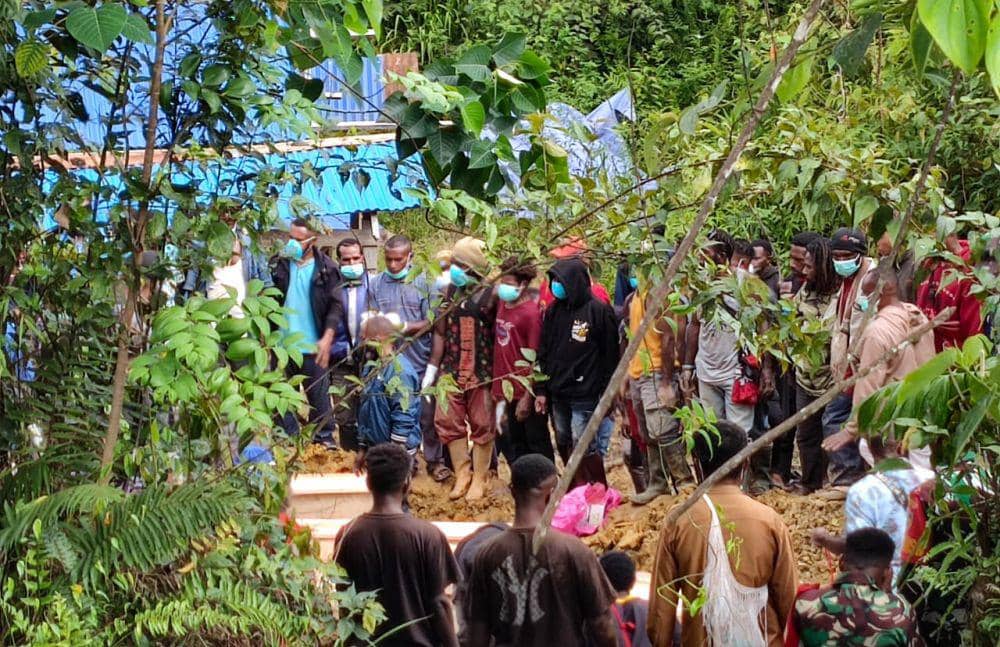 Kelima jenazah KKB dimakamkan di Pekuburan Umum Kampung Okpol, Distrik Oksibil, Pegunungan Bintang, Papua Pegunungan. (IDN Times/Istimewa)