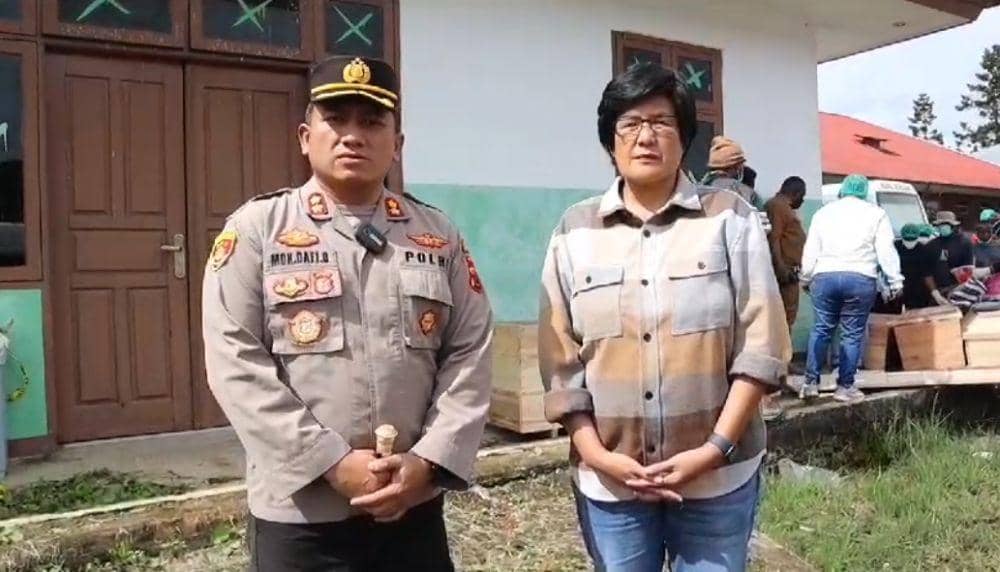 Plt Sekda Pegunungan Bintang, Jenni Linthin, bersama Kapolres Pegunungan Bintang, AKBP Dafi Bastomi. (IDN Times/Istimewa)
