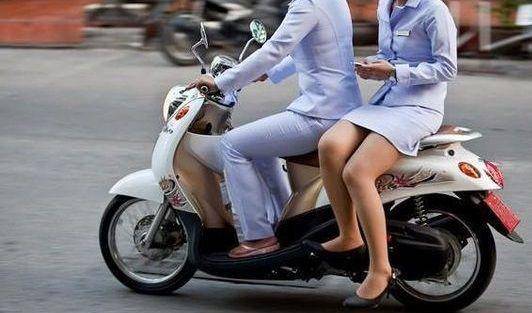 Ilustrasi duduk menyamping di motor (Beauty Nesia/beautynesia.id)