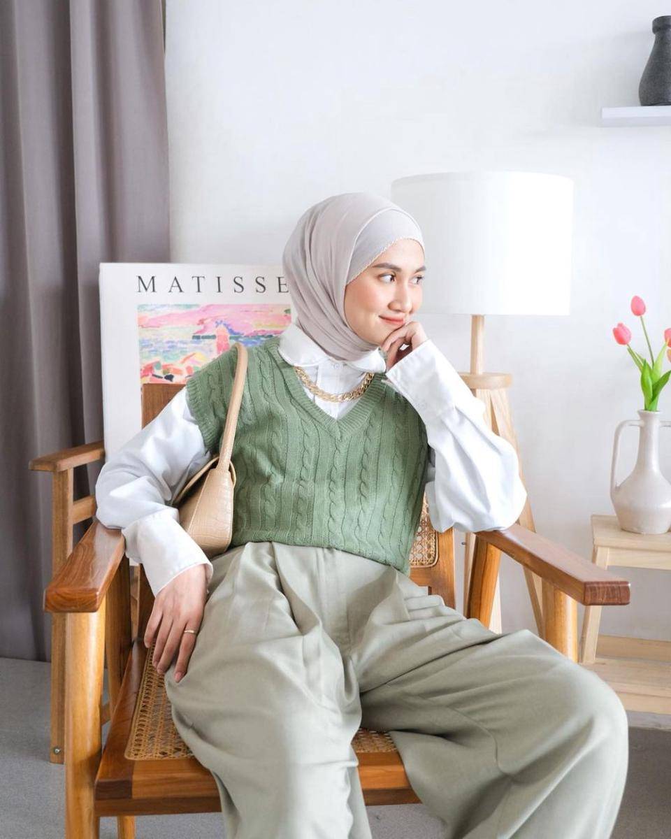 outfit ke kantor warna cerah ala Inas Rana (instagram.com/inasrana)