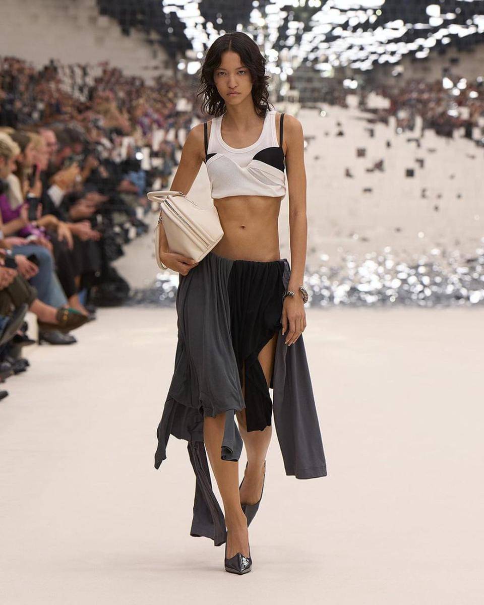 koleksi Acne Studios di Paris Fashion Week Spring Summer 2024 (instagram.com/acnestudios)