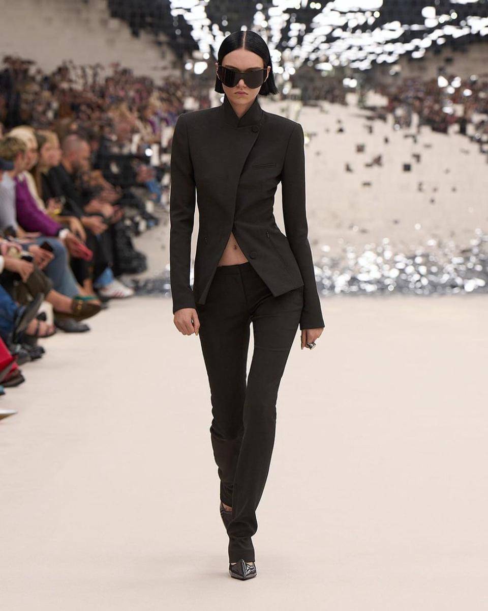 koleksi Acne Studios di Paris Fashion Week Spring Summer 2024 (instagram.com/acnestudios)