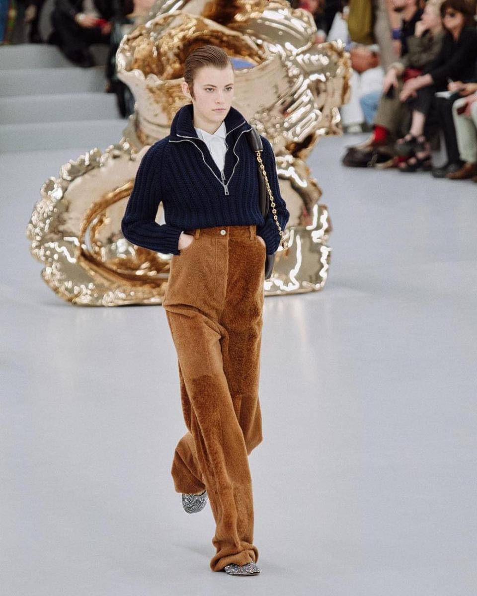 style kasual Loewe di Paris Fashion Week SS24 (instagram.com/loewe)