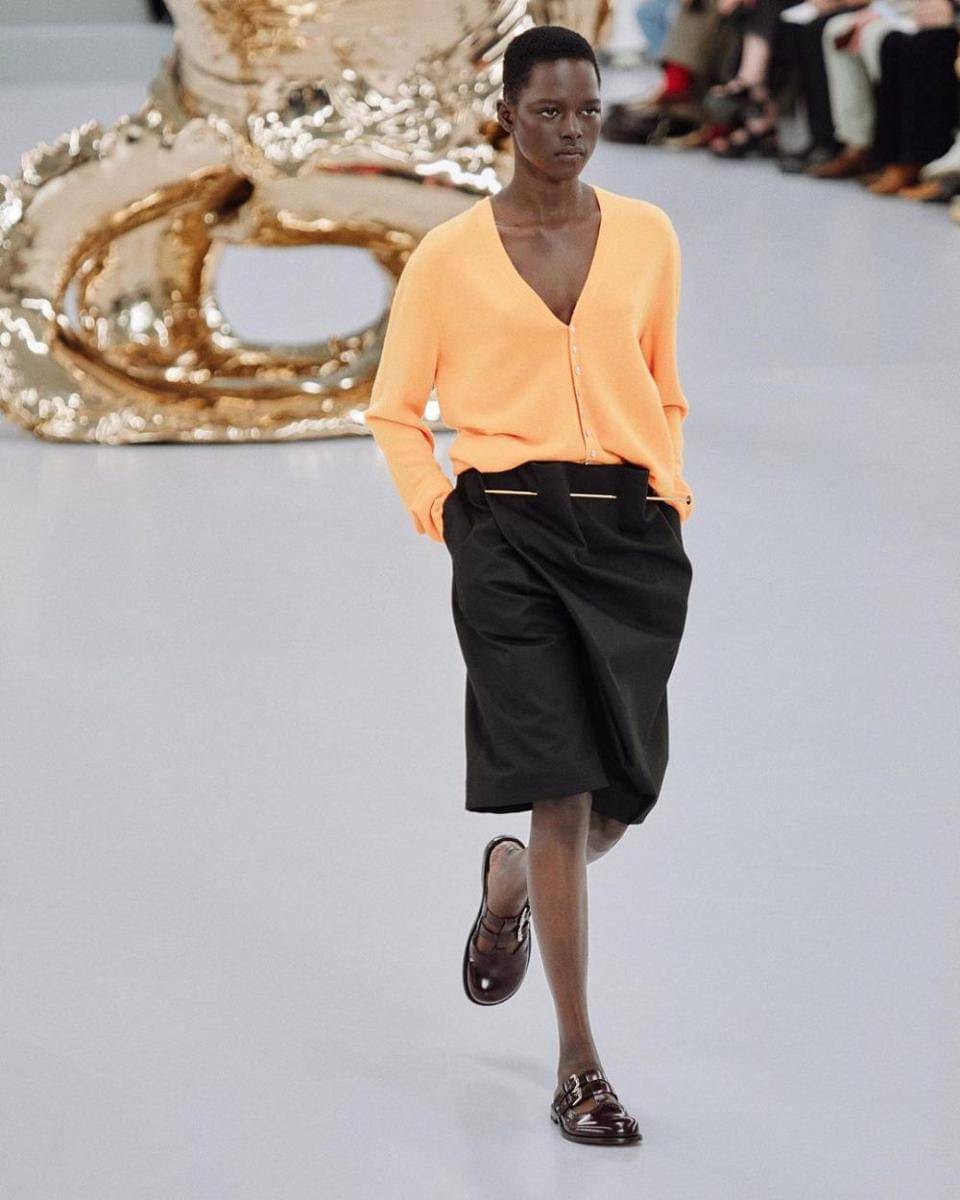 style kasual Loewe di Paris Fashion Week SS24 (instagram.com/loewe)