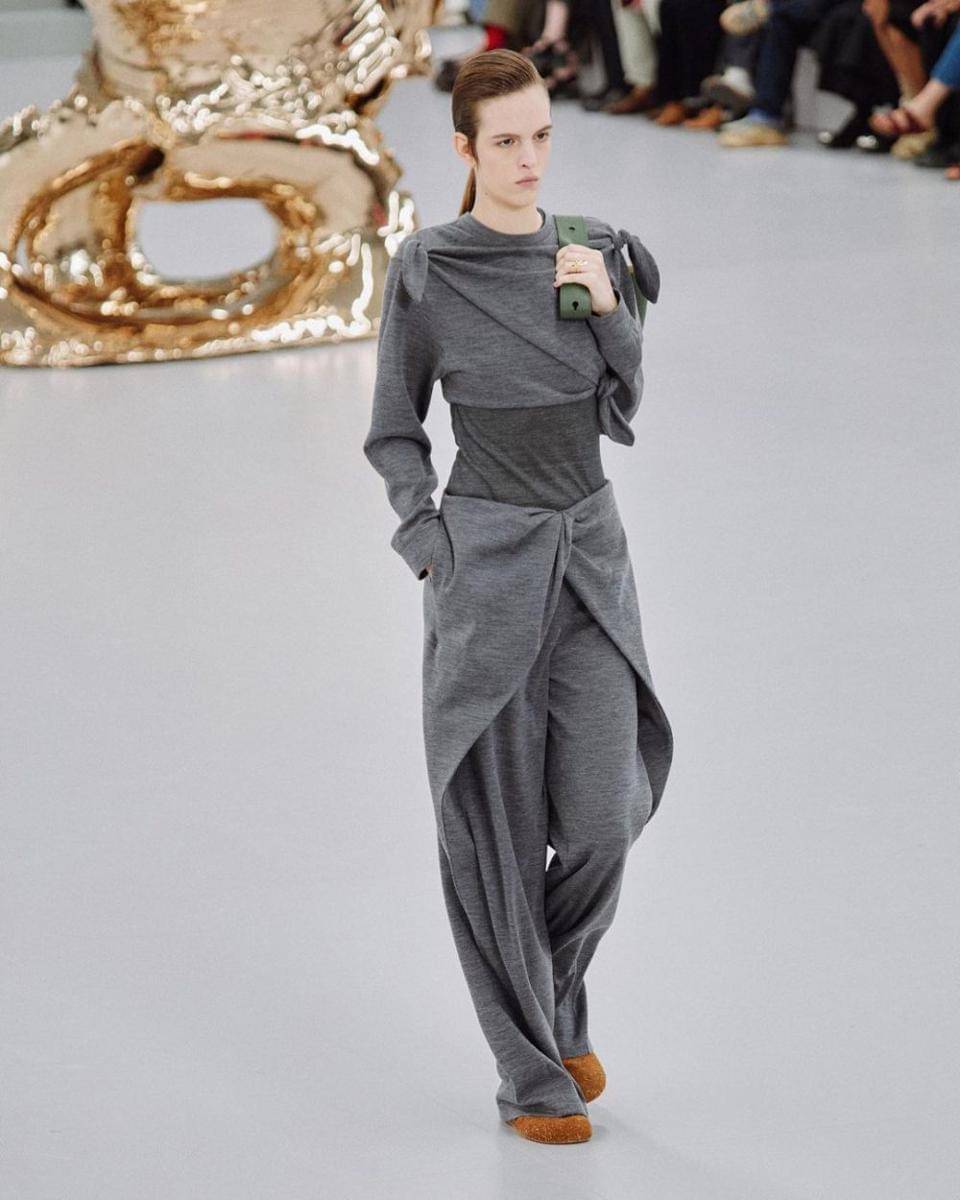 style kasual Loewe di Paris Fashion Week SS24 (instagram.com/loewe)
