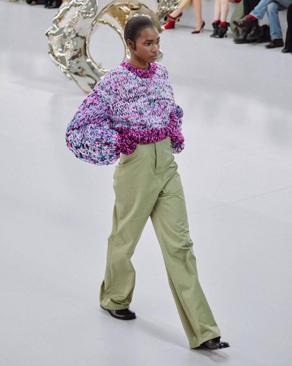 style kasual Loewe di Paris Fashion Week SS24 (instagram.com/loewe)