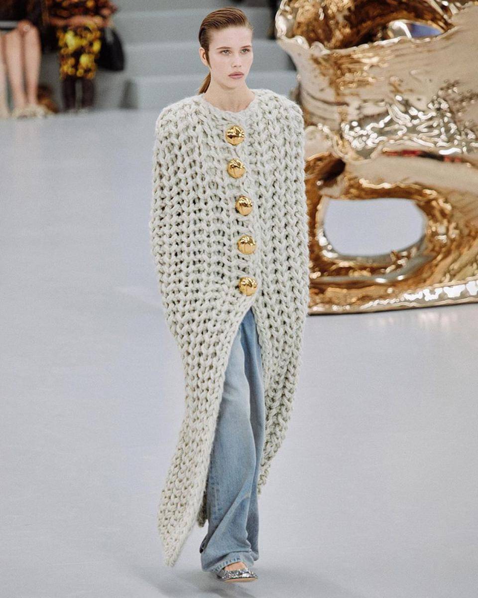 style kasual Loewe di Paris Fashion Week SS24 (instagram.com/loewe)