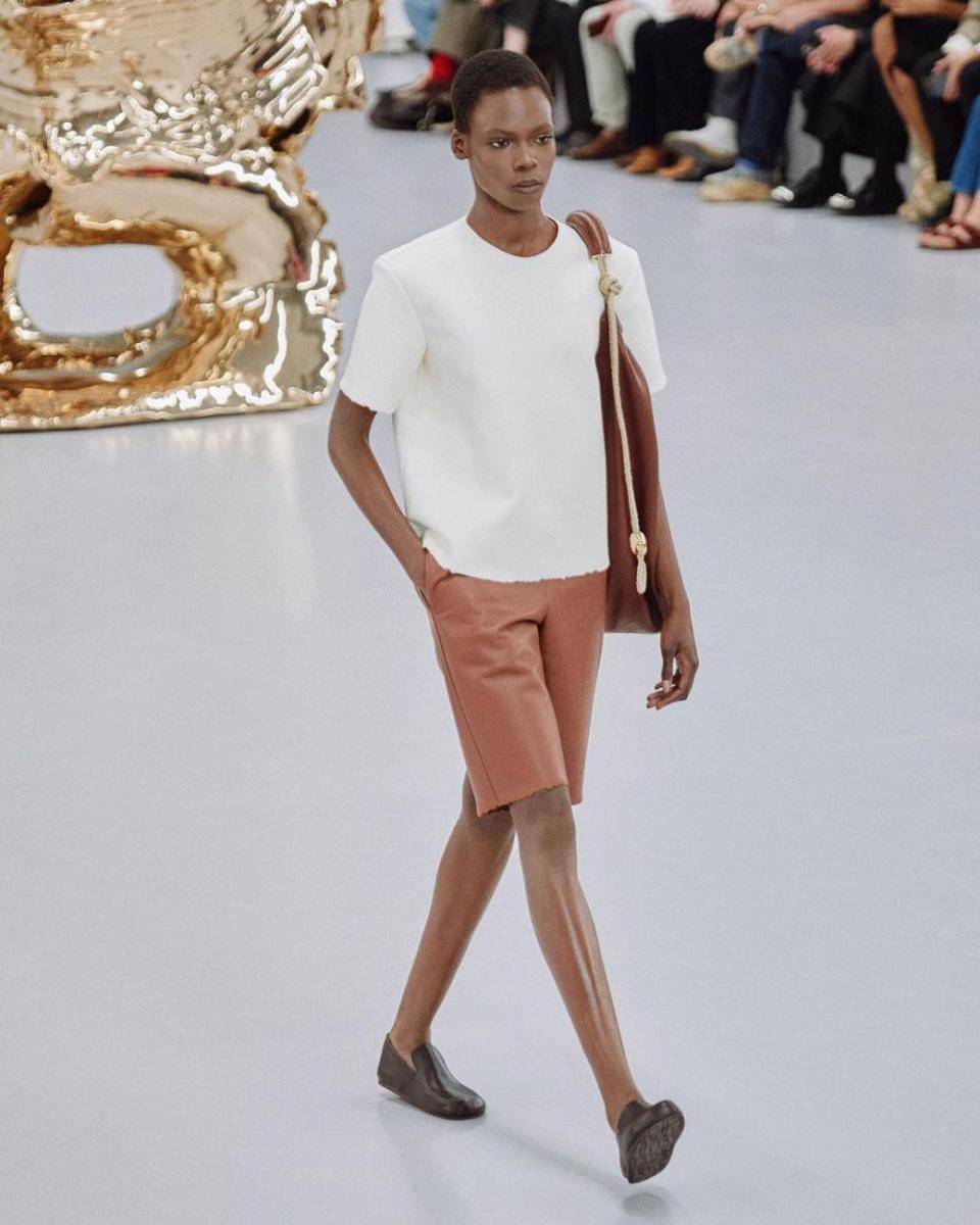 style kasual Loewe di Paris Fashion Week SS24 (instagram.com/loewe)