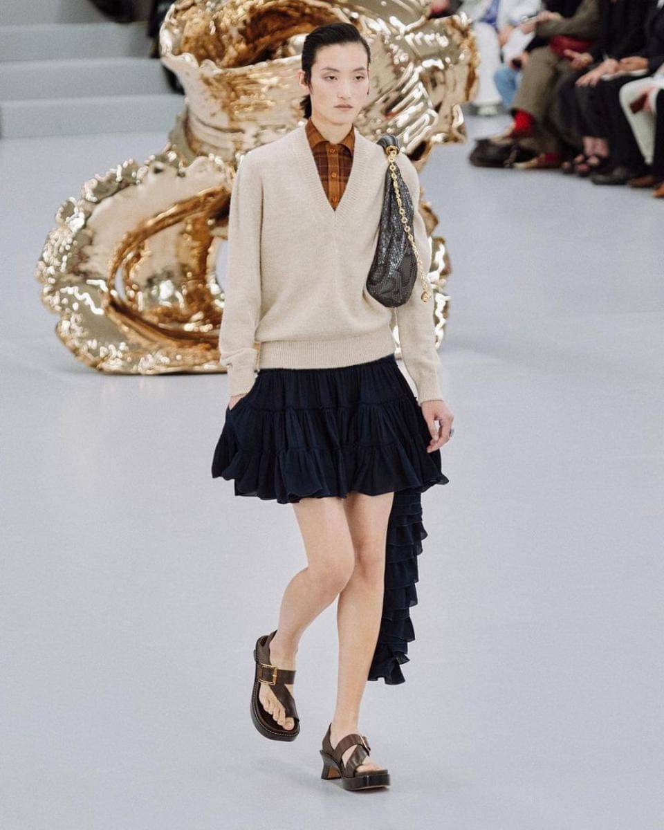 style kasual Loewe di Paris Fashion Week SS24 (instagram.com/loewe)