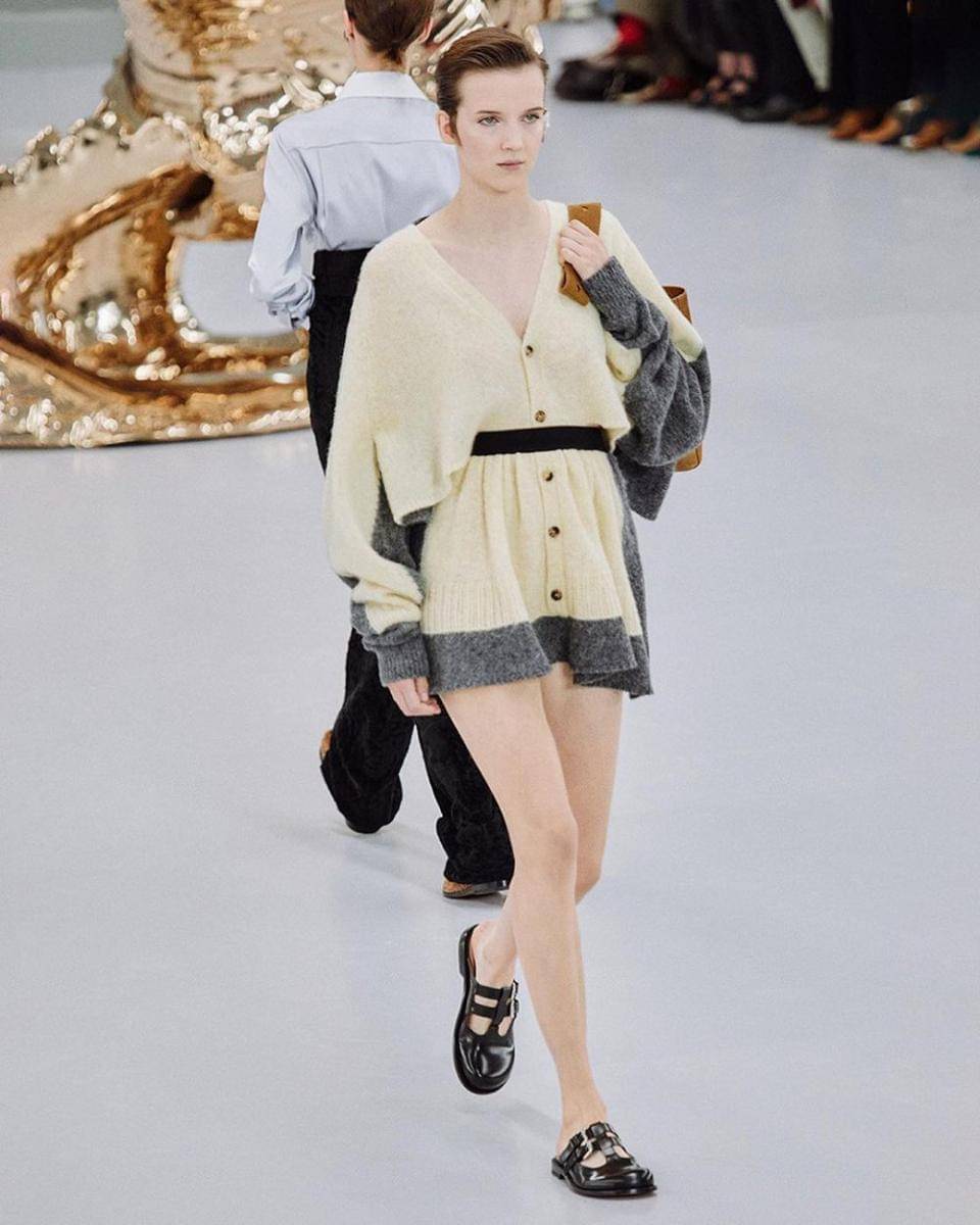 style kasual Loewe di Paris Fashion Week SS24 (instagram.com/loewe)