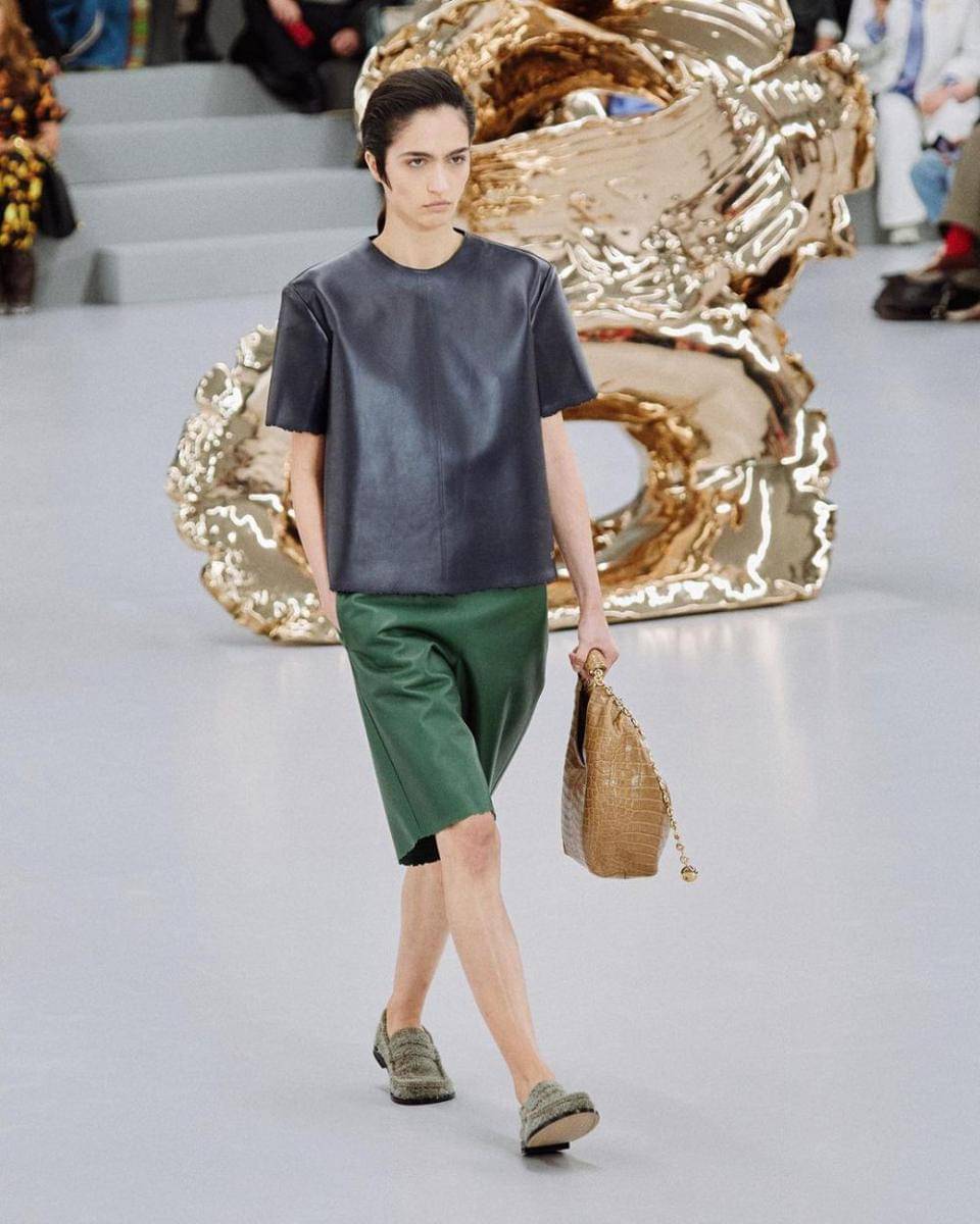 style kasual Loewe di Paris Fashion Week SS24 (instagram.com/loewe)