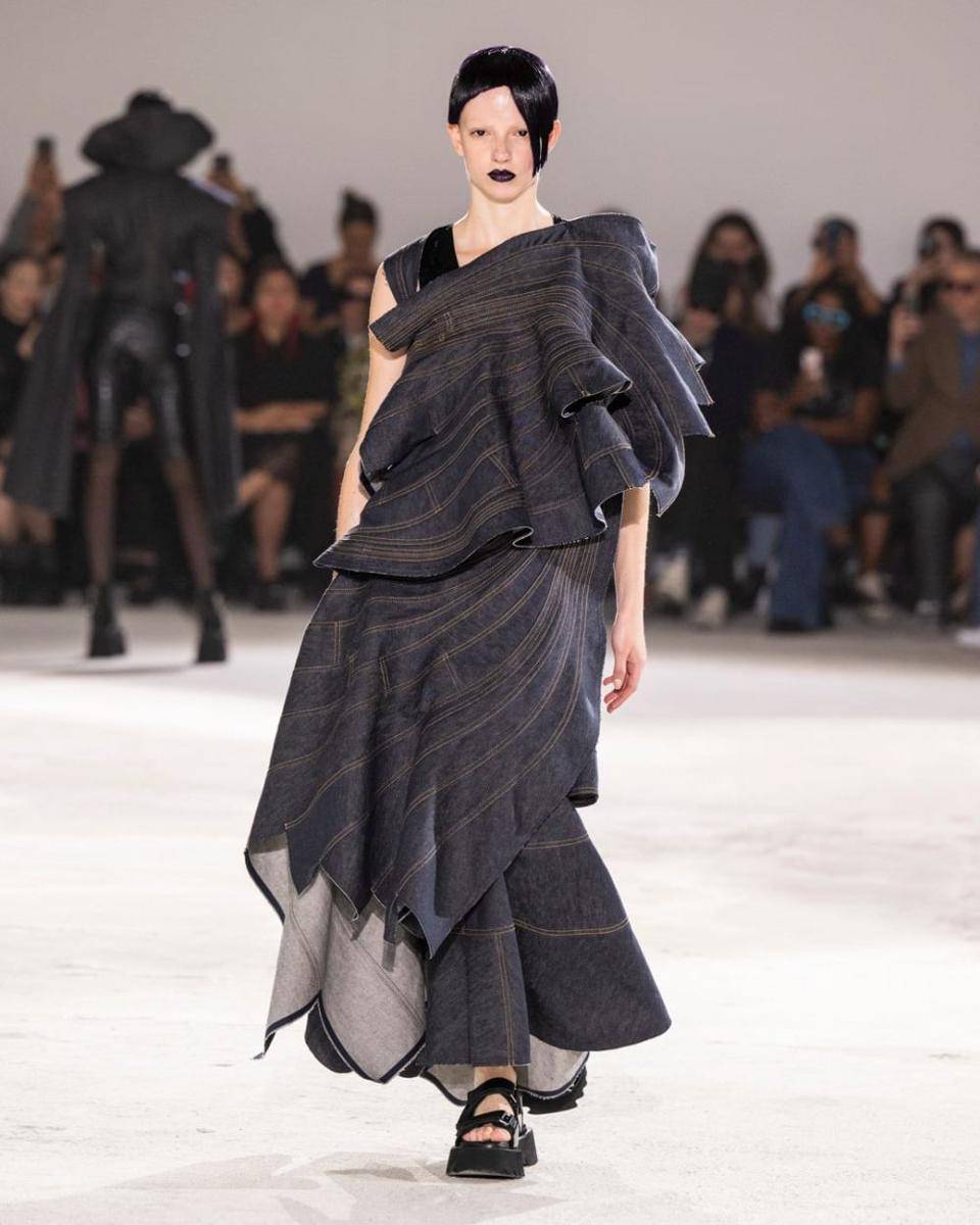 Koleksi Junya Watanabe di Paris Fashion Week (instagram.com/junyawatanabe)