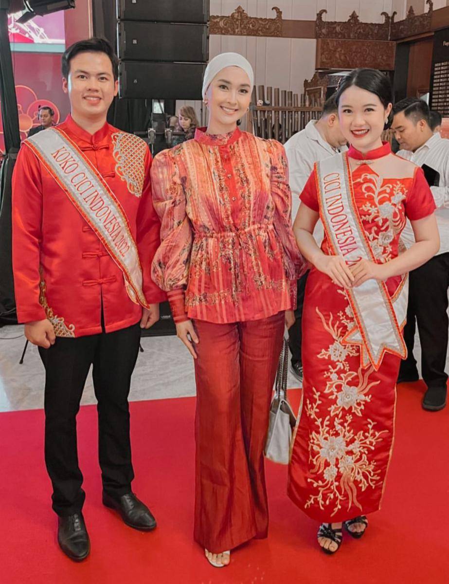 potret Kevin Lilliana dapat penghargaan dari PSMTI (instagram.com/nathaniafrrs)