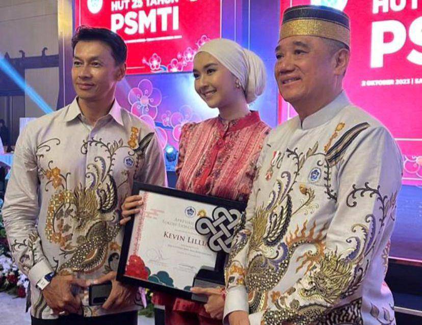 potret Kevin Lilliana dapat penghargaan dari PSMTI (instagram.com/eddie.foe)