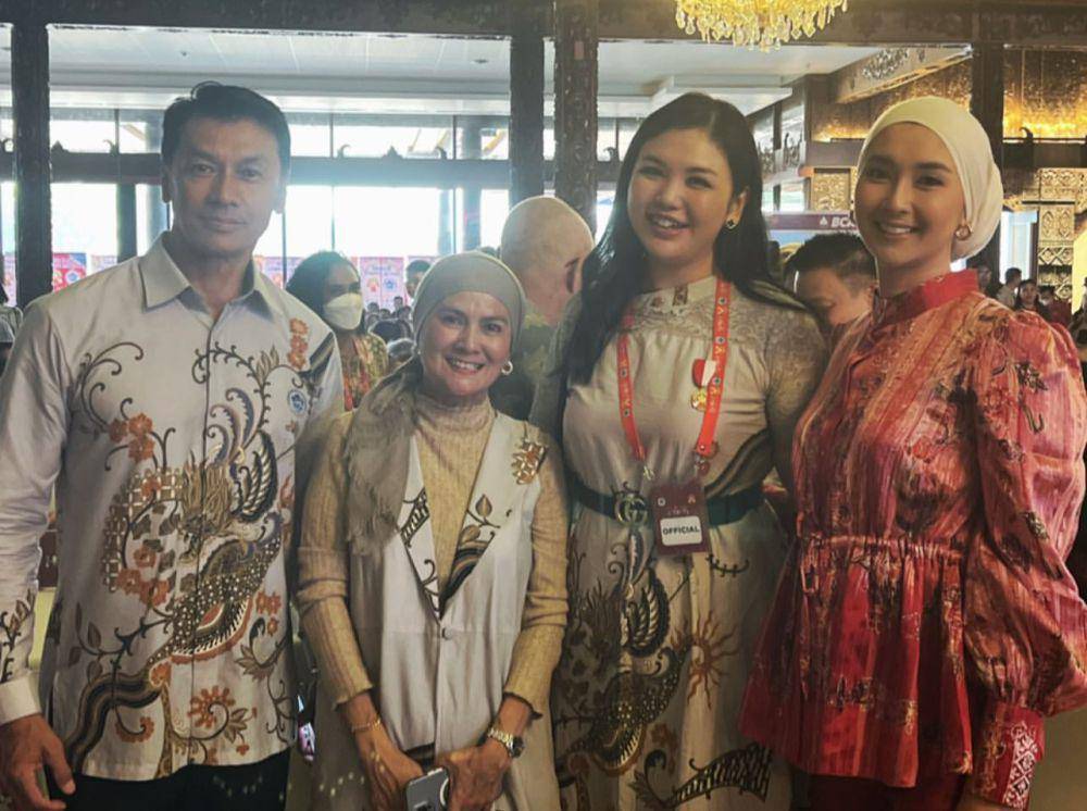 potret Kevin Lilliana dapat penghargaan dari PSMTI (instagram.com/ellentheodora)