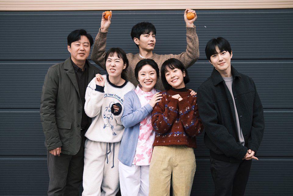15 Potret Cast Behind Your Touch di Balik Layar, Akrab Banget!