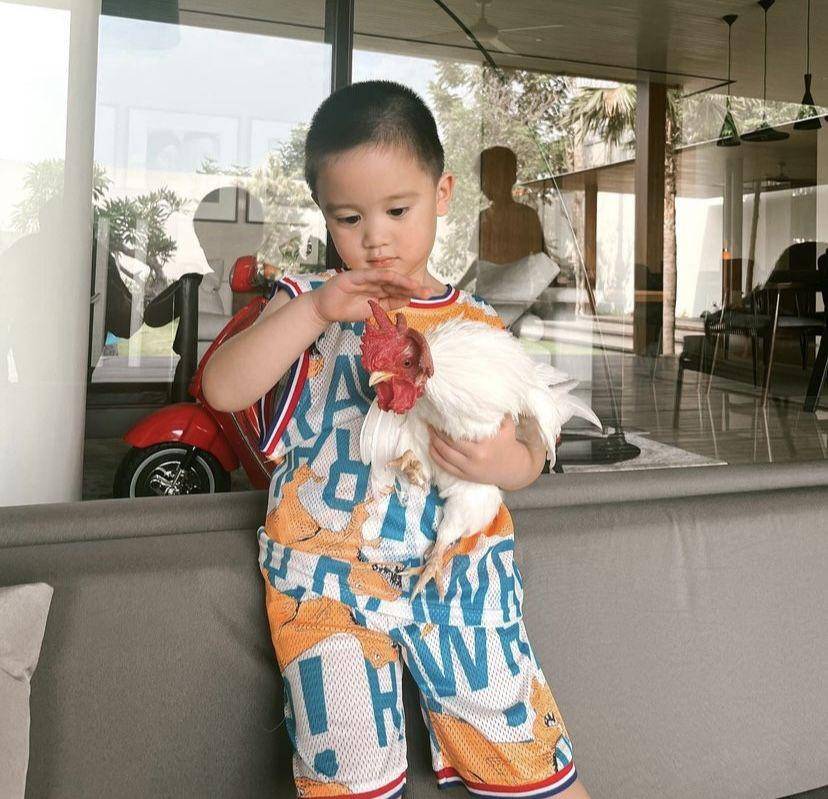 potret Athar, anak Citra Kirana yang lagi hobi pelihara ayam (Instagram.com/citraciki)