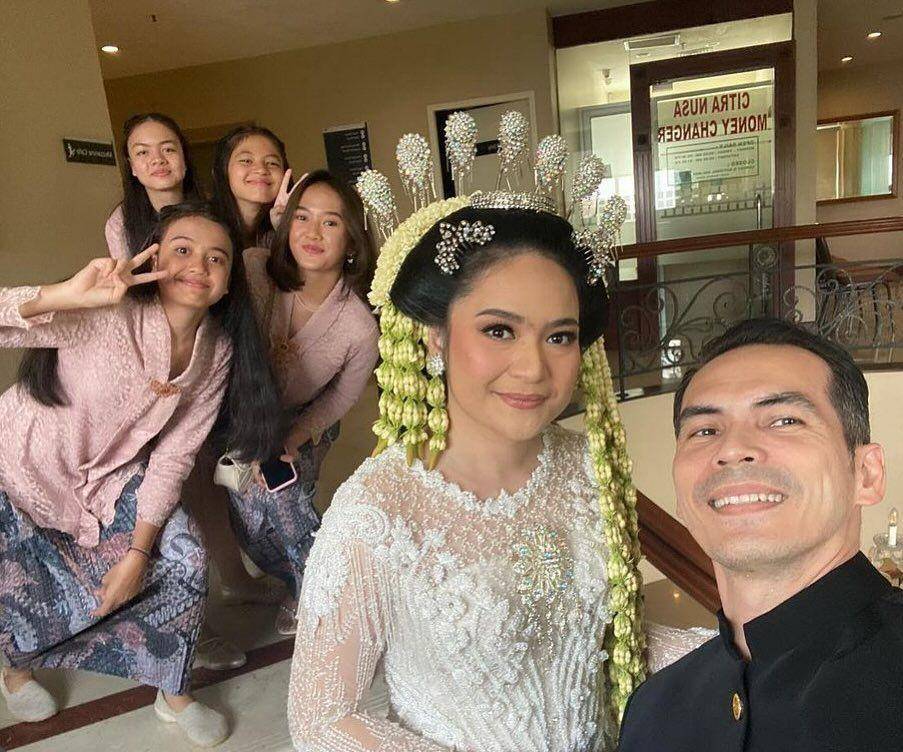 Syach bersaudara di pernikahan keponakan (Instagram.com/aryandasasha)