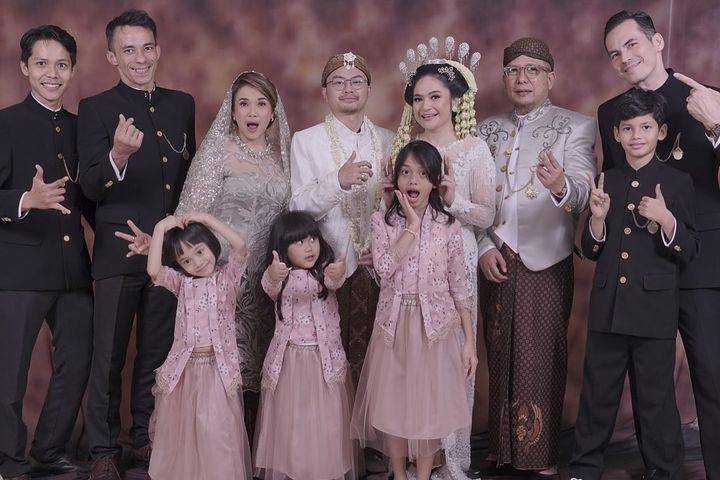 Syach bersaudara di pernikahan keponakan (Instagram.com/aryandasasha)